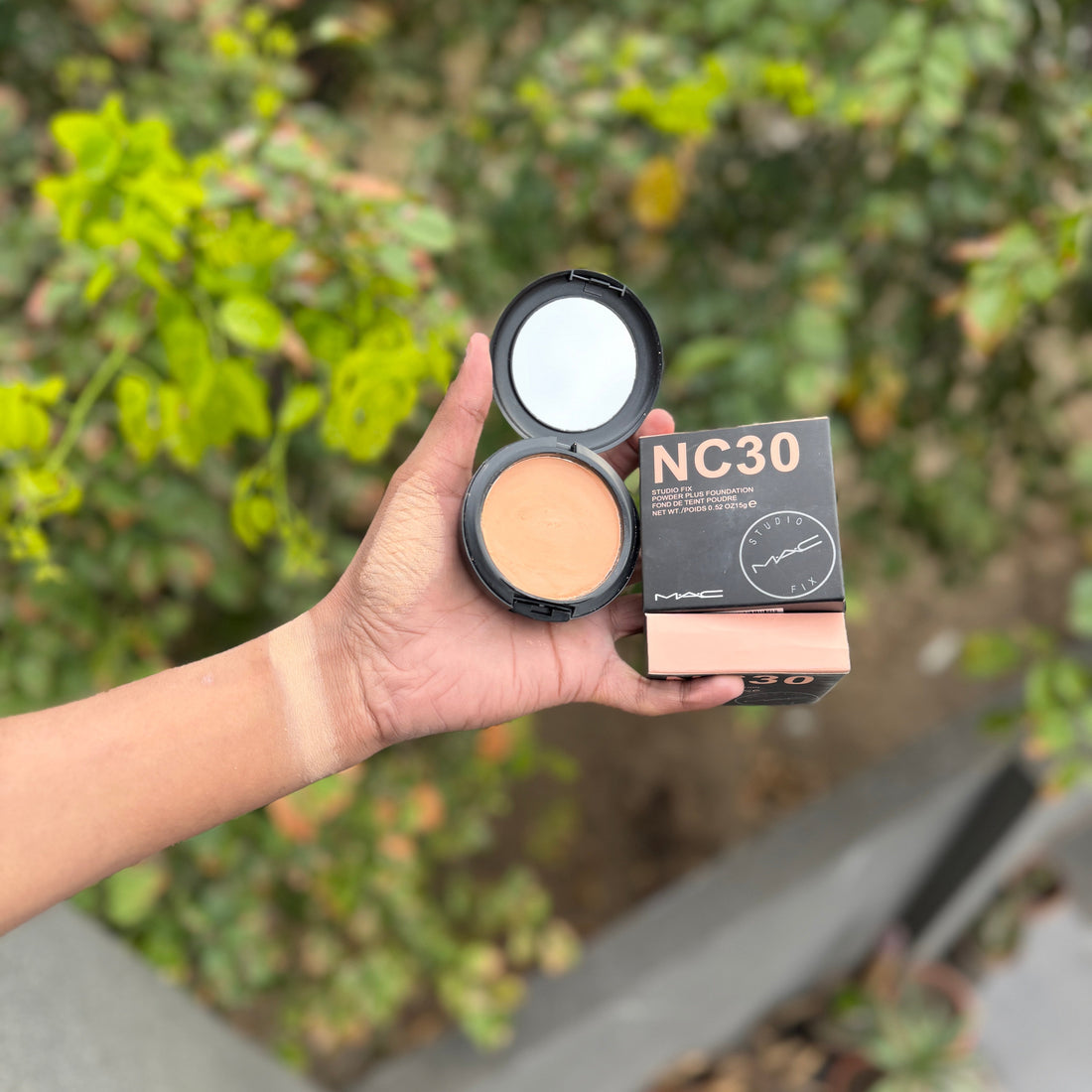 Mac Studio fix powder plus foundation (new pakaging of MAC )