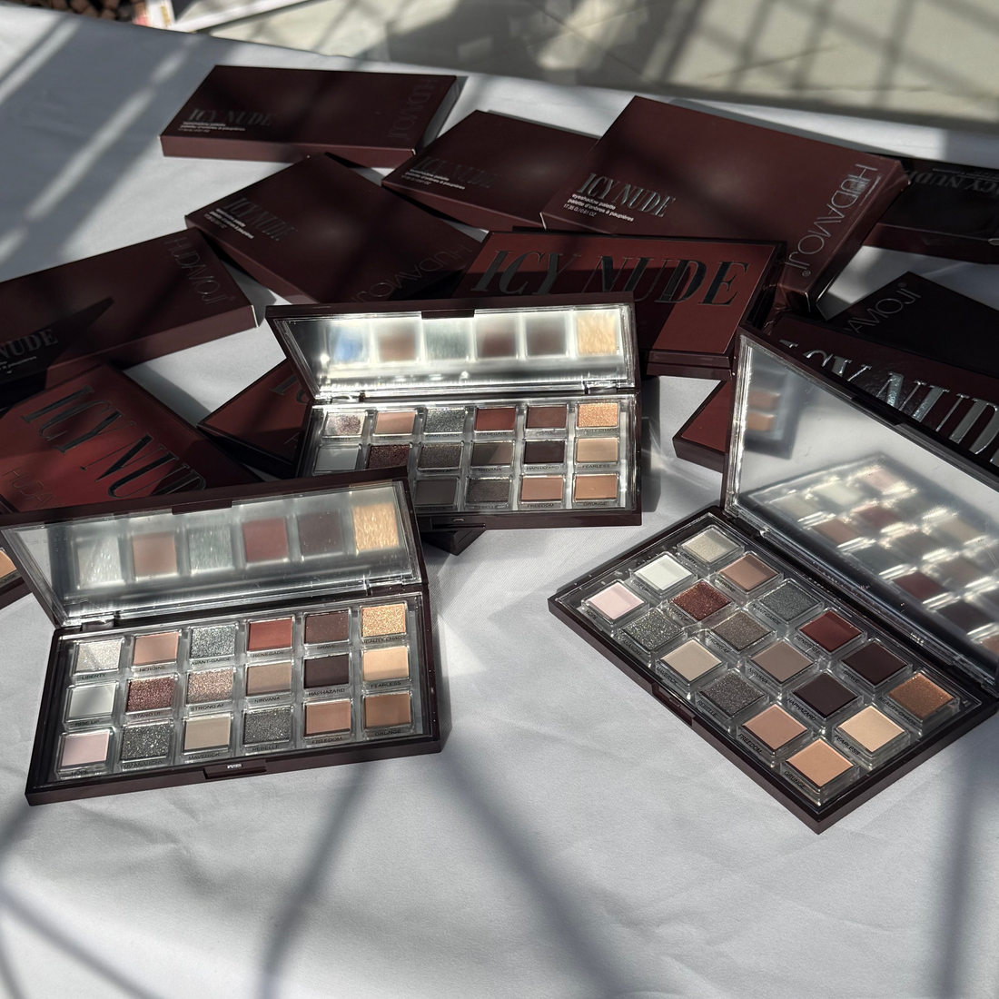 HUDAMOJI ICY NUDE eye shadow pallet