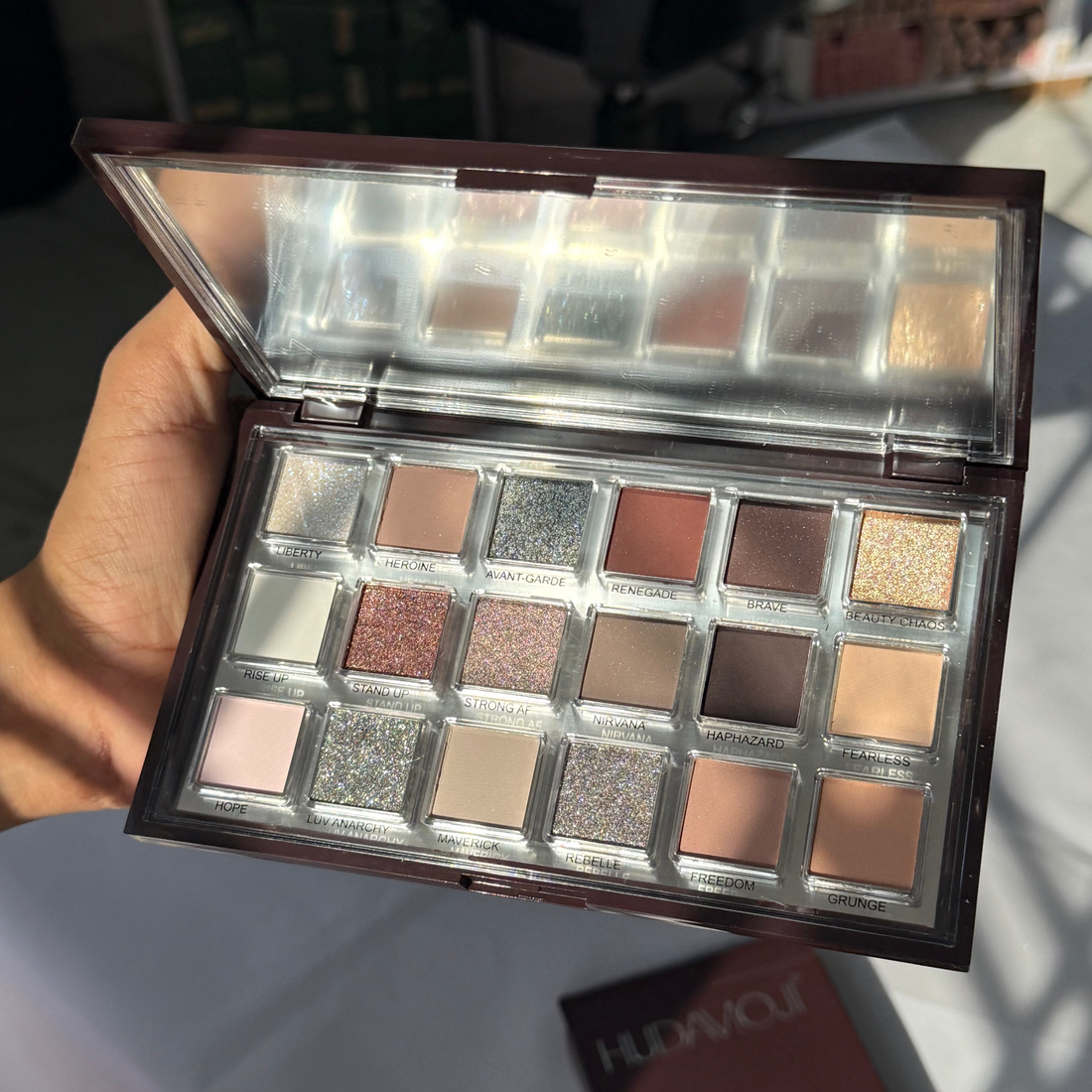 HUDAMOJI ICY NUDE eye shadow pallet