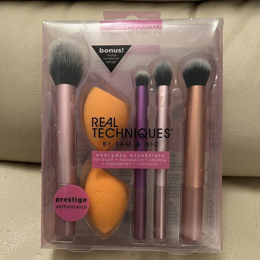 Real Techniques Everyday Essentials Brushes And Sponge Set